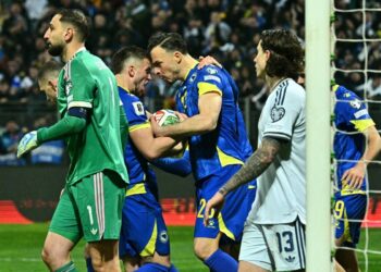 Penyerang Bosnia-Herzegovina Haris Tabakovic (C) merayakan gol bersama rekan-rekan setim setelah mencetak gol dalam laga final kualifikasi Piala Dunia FIFA 2026 zona Eropa antara Bosnia-Herzegovina dan Italia di stadion Bilino-Polje di Zenica pada 31 Maret 2026