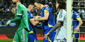 Penyerang Bosnia-Herzegovina Haris Tabakovic (C) merayakan gol bersama rekan-rekan setim setelah mencetak gol dalam laga final kualifikasi Piala Dunia FIFA 2026 zona Eropa antara Bosnia-Herzegovina dan Italia di stadion Bilino-Polje di Zenica pada 31 Maret 2026