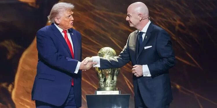 Presiden Donald Trump dan Gianni Infantino, yang terlihat pada pengundian Piala Dunia Desember lalu, telah berdiskusi mengenai persiapan turnamen tersebut. (Sumber Foto : Getty Images)