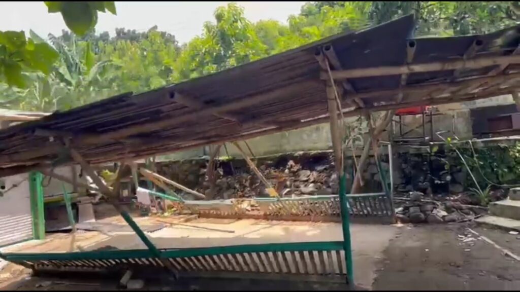 Petugas Satuan Polisi Pamong Praja bersama Bidang Barang Milik Daerah BPKPD Kota Cirebon membongkar dua bangunan semi permanen di kawasan Stadion Bima