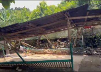 Petugas Satuan Polisi Pamong Praja bersama Bidang Barang Milik Daerah BPKPD Kota Cirebon membongkar dua bangunan semi permanen di kawasan Stadion Bima