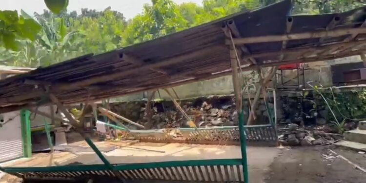 Petugas Satuan Polisi Pamong Praja bersama Bidang Barang Milik Daerah BPKPD Kota Cirebon membongkar dua bangunan semi permanen di kawasan Stadion Bima