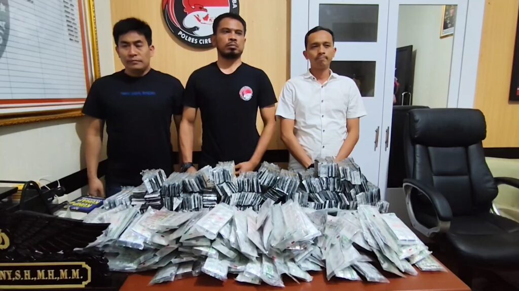 Petugas Satresnarkoba Polres Cirebon Kota meringkus tiga pengedar obat-obatan keras terbatas