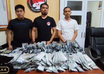 Petugas Satresnarkoba Polres Cirebon Kota meringkus tiga pengedar obat-obatan keras terbatas
