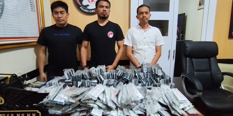 Petugas Satresnarkoba Polres Cirebon Kota meringkus tiga pengedar obat-obatan keras terbatas