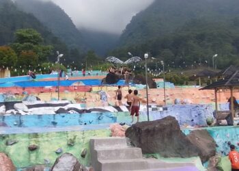 Sejuk dan Indah, Wisata Bumi Pelangi di Tengah Sawah Ramai Pengunjung