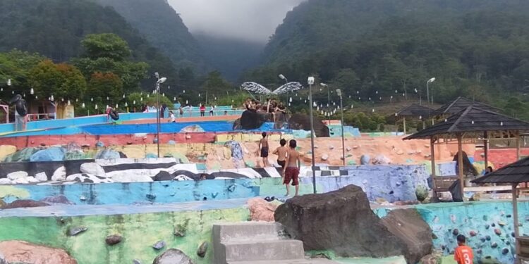 Sejuk dan Indah, Wisata Bumi Pelangi di Tengah Sawah Ramai Pengunjung