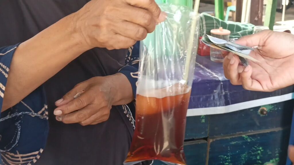 Harga plastik yang terus melejit membuat pedagang kaki lima menjerit (Foto : Darfan)