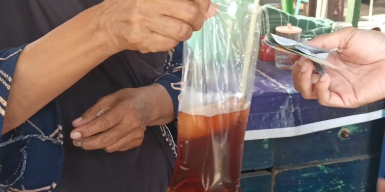 Harga plastik yang terus melejit membuat pedagang kaki lima menjerit (Foto : Darfan)