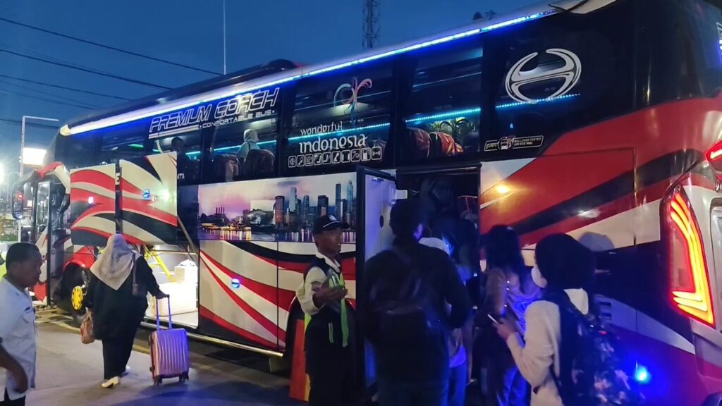 Imbas Kereta Api Anjlok di Bumiayu, Stasiun Cirebon Siapkan 5 Bus untuk Angkut Penumpang (Foto : Darfan)