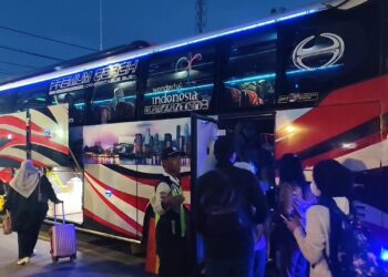 Imbas Kereta Api Anjlok di Bumiayu, Stasiun Cirebon Siapkan 5 Bus untuk Angkut Penumpang (Foto : Darfan)