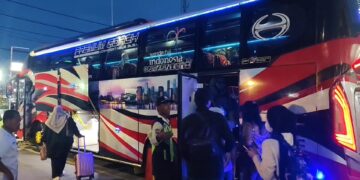 Imbas Kereta Api Anjlok di Bumiayu, Stasiun Cirebon Siapkan 5 Bus untuk Angkut Penumpang (Foto : Darfan)