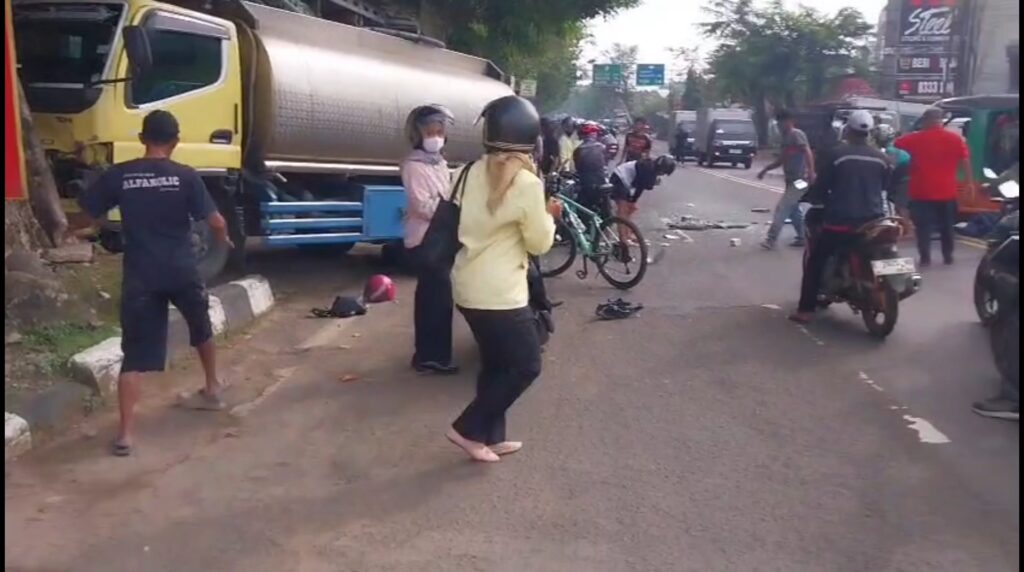 Kecelakaan terjadi di Jalan Raya Penggung, Kota Cirebon (Foto : Darfan)
