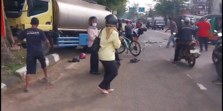 Kecelakaan terjadi di Jalan Raya Penggung, Kota Cirebon (Foto : Darfan)