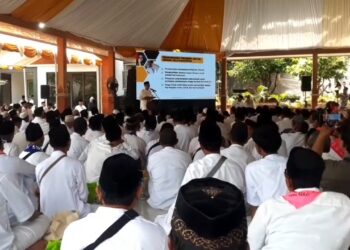 Menteri Haji dan Umrah Republik Indonesia, Mochamad Irfan Yusuf, mengunjungi ratusan calon jemaah haji di Kabupaten Majalengka (Foto : Darfan)