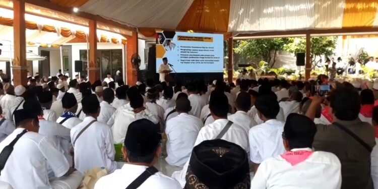 Menteri Haji dan Umrah Republik Indonesia, Mochamad Irfan Yusuf, mengunjungi ratusan calon jemaah haji di Kabupaten Majalengka (Foto : Darfan)