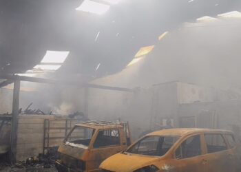 Kebakaran besar terjadi di sebuah gudang penyimpanan instalasi pipa di Cirebon (Foto : Darfan)