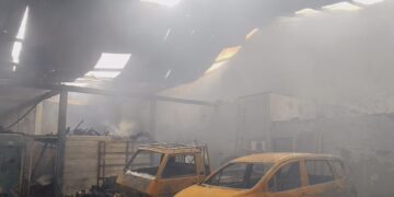 Kebakaran besar terjadi di sebuah gudang penyimpanan instalasi pipa di Cirebon (Foto : Darfan)