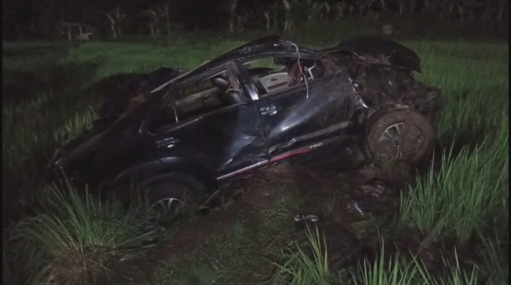 Sebuah minibus yang ditumpangi empat orang terjun ke sawah di Jalan Raya Lingkar Timur, Kabupaten Kuningan (Foto: Darfan)