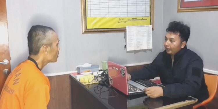 Pelaku Pencurian Sepeda Motor diamankan Polsek Sumberjaya (Foto : Darfan)