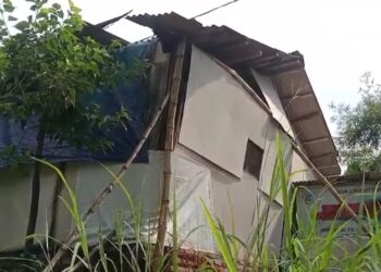 Rumah seorang guru honorer SLB di Kalitanjung, Kota Cirebon, Nyaris ambruk setelah bangunan semi permanennya miring sekitar 50 sentimeter (Foto : Darfan)