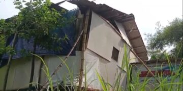 Rumah seorang guru honorer SLB di Kalitanjung, Kota Cirebon, Nyaris ambruk setelah bangunan semi permanennya miring sekitar 50 sentimeter (Foto : Darfan)