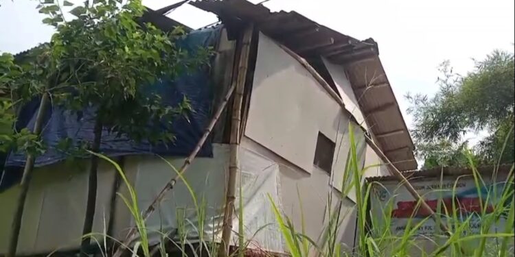 Rumah seorang guru honorer SLB di Kalitanjung, Kota Cirebon, Nyaris ambruk setelah bangunan semi permanennya miring sekitar 50 sentimeter (Foto : Darfan)