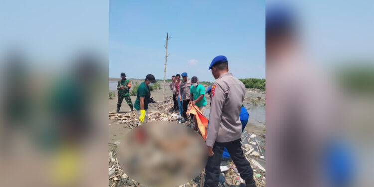 Mayat tanpa identitas ditemukan di pesisir Muara Cirebon (Foto : Darfan)