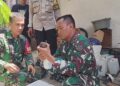 Petugas kepolisian bersama anggota TNI dari Denpal III Cirebon memeriksa benda yang diduga granat (Foto : Darfan)