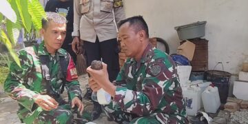 Petugas kepolisian bersama anggota TNI dari Denpal III Cirebon memeriksa benda yang diduga granat (Foto : Darfan)