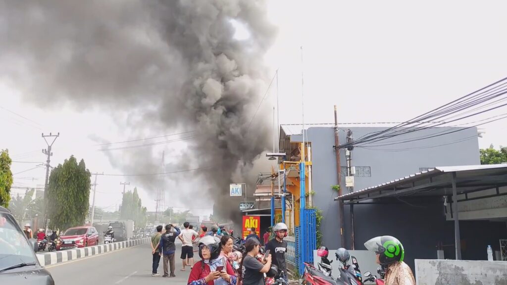 Kebakaran hebat melanda sebuah bengkel dan toko aki di Kabupaten Cirebon (Foto : Darfan)