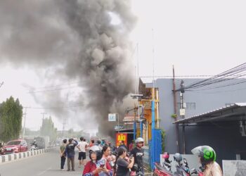 Kebakaran hebat melanda sebuah bengkel dan toko aki di Kabupaten Cirebon (Foto : Darfan)