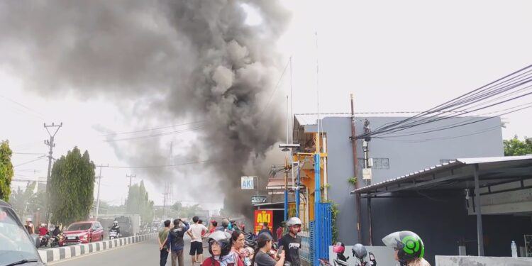 Kebakaran hebat melanda sebuah bengkel dan toko aki di Kabupaten Cirebon (Foto : Darfan)