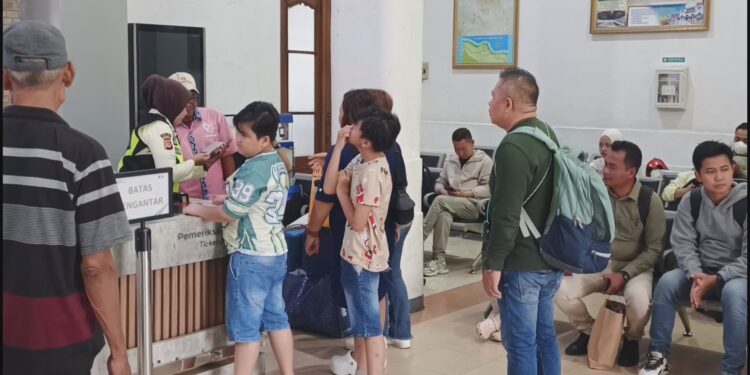 Perjalanan 27 kereta dibatalkan yang biasa melintas di Daop 3 Cirebon (Foto : Darfan)