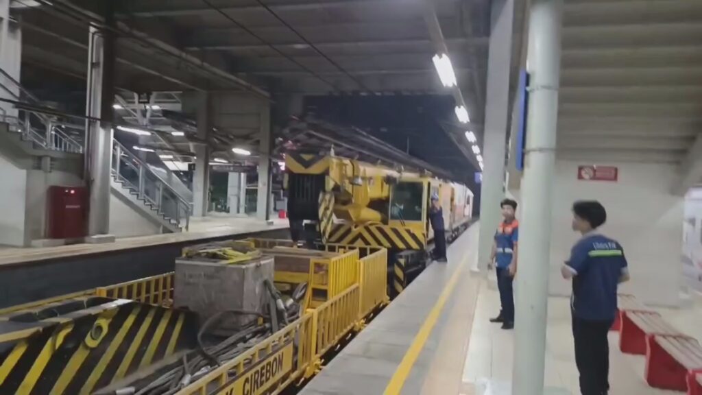 PT KAI Daop 3 Cirebon mengirimkan satu kereta crane serta alat berat untuk membantu evakuasi kecelakaan kereta di Stasiun Bekasi Timur (Foto : Darfan)
