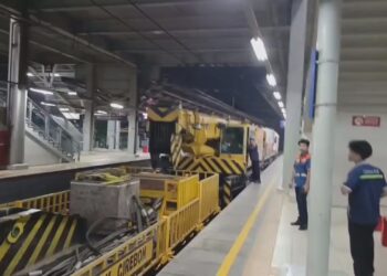PT KAI Daop 3 Cirebon mengirimkan satu kereta crane serta alat berat untuk membantu evakuasi kecelakaan kereta di Stasiun Bekasi Timur (Foto : Darfan)