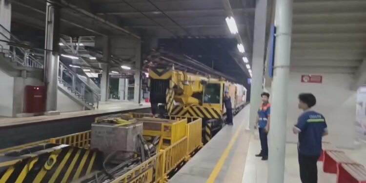 PT KAI Daop 3 Cirebon mengirimkan satu kereta crane serta alat berat untuk membantu evakuasi kecelakaan kereta di Stasiun Bekasi Timur (Foto : Darfan)