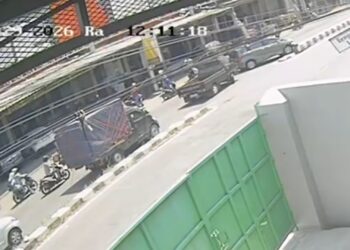 Terekam CCTV, tabrakan beruntun mobil dan dua motor (Tangkapan Layar)