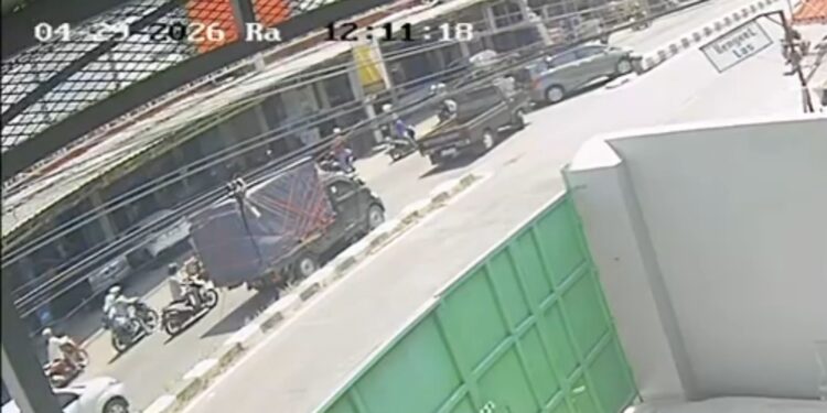 Terekam CCTV, tabrakan beruntun mobil dan dua motor (Tangkapan Layar)