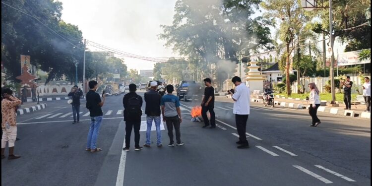 Puluhan mahasiswa di Cirebon menggeruduk Gedung DPRD, Rabu sore, terkait dugaan perselingkuhan anggota DPRD dengan istri kepala desa. (Foto : Darfan)
