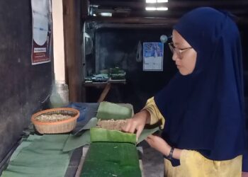 Dampak Kenaikan Harga Kedelai dan Plastik, Daun Pisang Jadi Solusi bagi Pengrajin Tempe di Majalengka (Foto : Darfan)