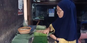 Dampak Kenaikan Harga Kedelai dan Plastik, Daun Pisang Jadi Solusi bagi Pengrajin Tempe di Majalengka (Foto : Darfan)