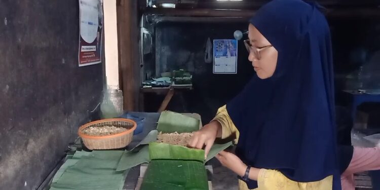 Dampak Kenaikan Harga Kedelai dan Plastik, Daun Pisang Jadi Solusi bagi Pengrajin Tempe di Majalengka (Foto : Darfan)