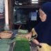 Dampak Kenaikan Harga Kedelai dan Plastik, Daun Pisang Jadi Solusi bagi Pengrajin Tempe di Majalengka (Foto : Darfan)