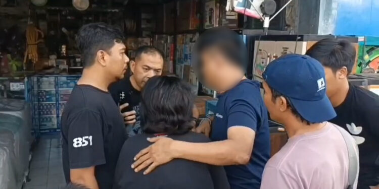 Petugas Satreskrim Polres Cirebon Kota, Jawa Barat, meringkus pelaku penculikan dan pencabulan bocah sembilan tahun (Foto : Darfan)