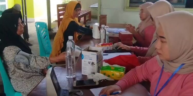 Ratusan calon jemaah haji jalani tes kesehatan sebelum berangkat ke Tanah Suci (Foto : Darfan)