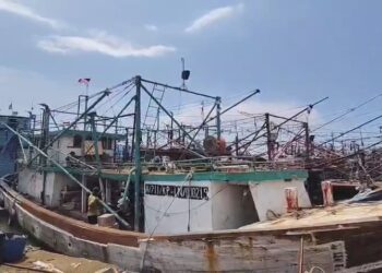 Solar industri langka, ratusan kapal nelayan teronggok di Pelabuhan Kejawanan (Foto : Darfan)