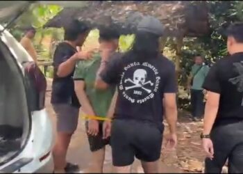 Tim Unit Resmob Satreskrim Polres Majalengka, Jawa Barat, mengamankan dua pelaku komplotan begal sadis yang kerap beraksi di Jalan Lingkar Baribis, Kecamatan Cigasong (Foto : Darfan)