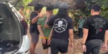 Tim Unit Resmob Satreskrim Polres Majalengka, Jawa Barat, mengamankan dua pelaku komplotan begal sadis yang kerap beraksi di Jalan Lingkar Baribis, Kecamatan Cigasong (Foto : Darfan)