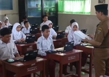 Hari pertama pelaksanaan tes kemampuan akademik di Kota Cirebon. Berjalan dengan tertib dan tanpa kendala. (Foto : Darfan)